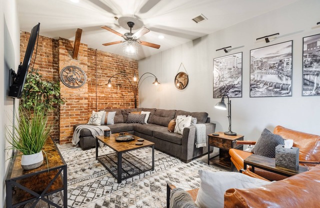 Cozy Industrial 2-KING Bdrm S. Main Street Downtown Condo w/Foosball Table