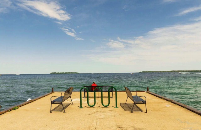 Cozy Innisfil Beach Cottage/Lakeview/Steps to the beach/Sleeps 5