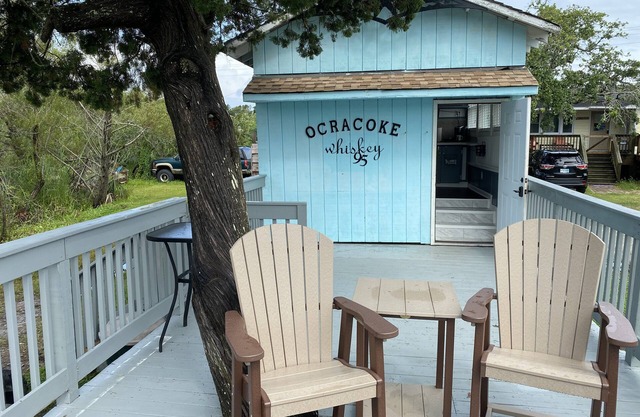 Cozy Island Cottage, centrally located in the Heart of the Village