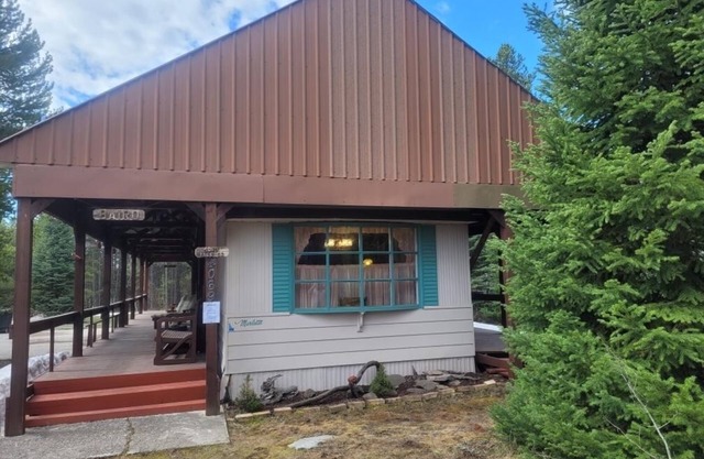 Cozy Island Park retreat close to Yellowstone