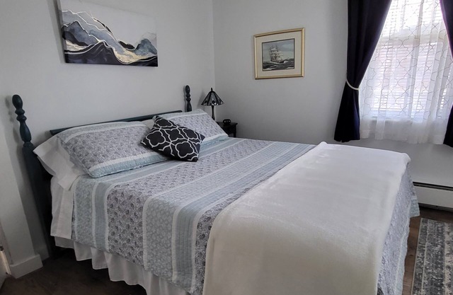 Cozy Jersey Shore Cottage near Sandy Hook Beach - OPEN YEAR-ROUND