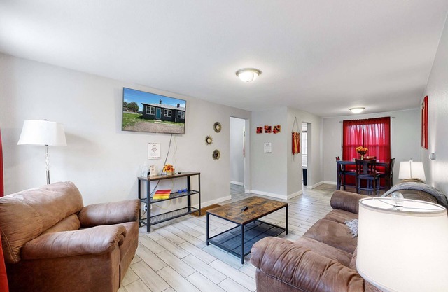 Cozy King Bed Hideaway Near Top Concerts & Sports