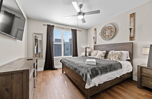 Cozy King Bed | Pool+Gym+Free Parking+Stockyards