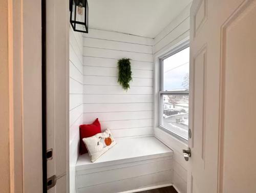 Cozy KING BED Suite in Greater Boston Area
