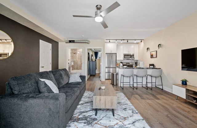 Cozy King Bed Suite ~ Free Parking & Ground Floor!