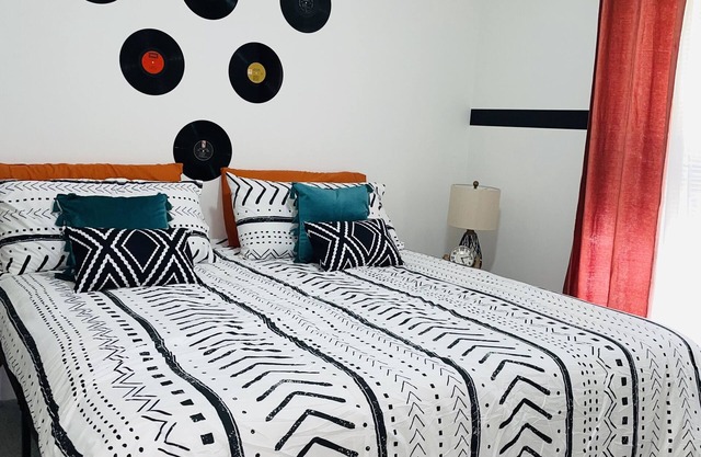 Cozy King Suite w/free parking - 15 mins from Downtown