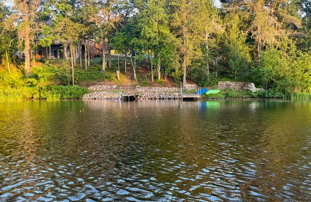 Cozy lake cabin, enjoy fall colors on the deck overlooking the lake!