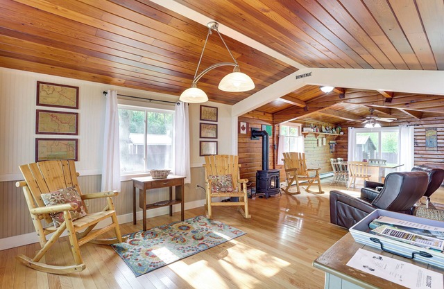 Cozy Lake Champlain Cottage w/Private Beach!
