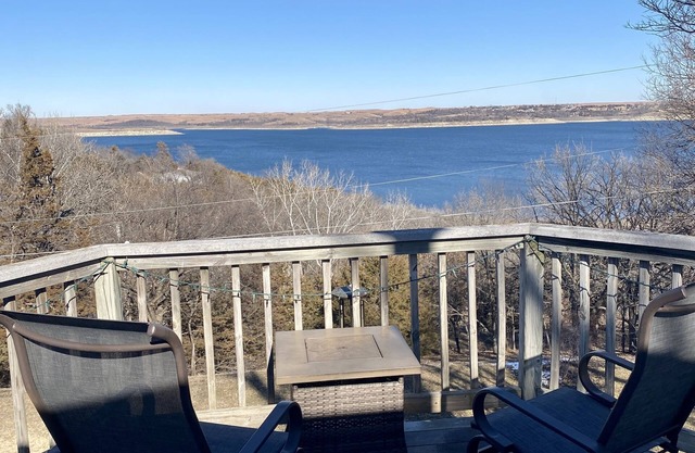 Cozy Lake Cottage just 5 minutes on paved roads with Wow Lake Views & Sunsets💜