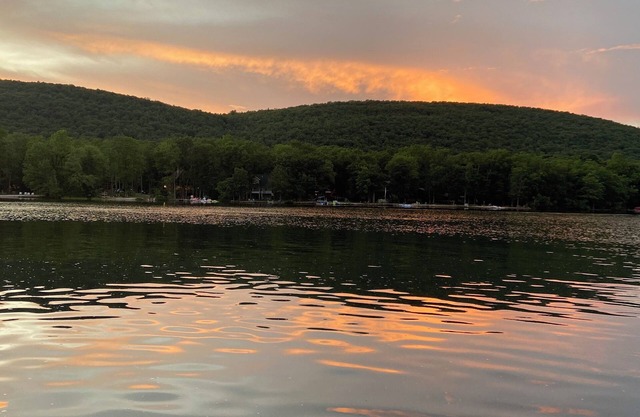 Cozy Lake Hauto Retreat, 3 Bedroom + Loft, Close to Jim Thorpe