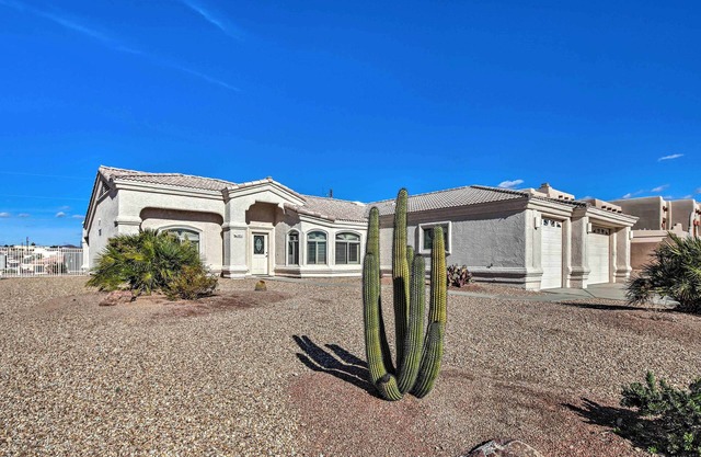 Cozy Lake Havasu House w/Views - 1 Mi to Water!