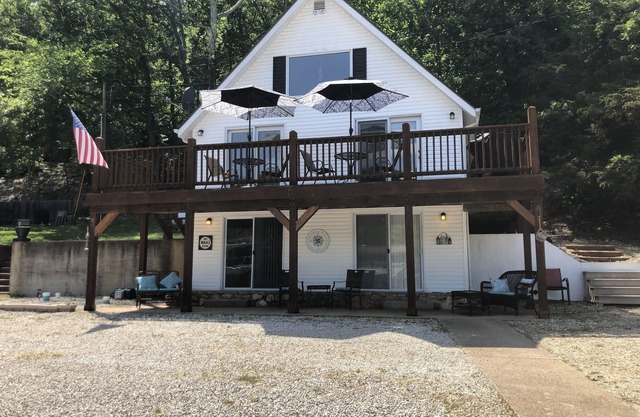 Cozy lake home right on the Lake with no stairs from house to Lake!