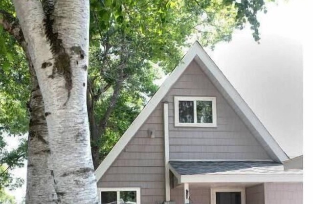 Cozy lake home with great views and hot tub. 10 minutes to Nordic Mountain.