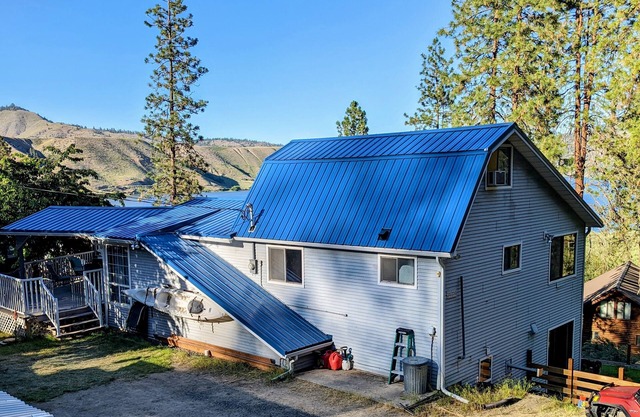 Cozy lake house escape w/covered deck to enjoy the views & close community beach