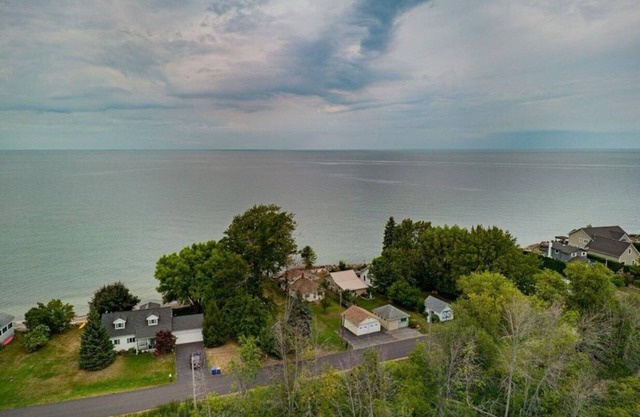 Cozy Lake house in Hilton with beach access.
