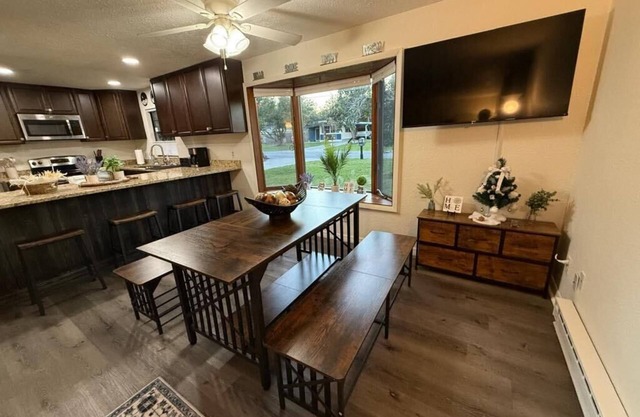 Cozy lake house vacation retreat close to Orlando theme parks and beaches!