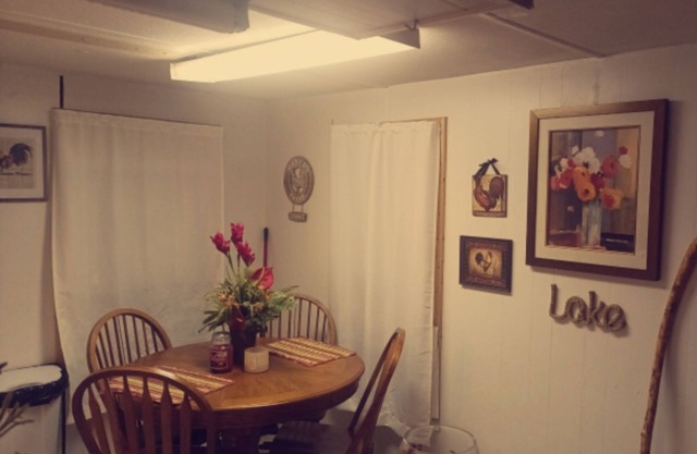 Cozy lake retreat on Lake Hartwell with Lake access, boat ramps , Pet Friendly !