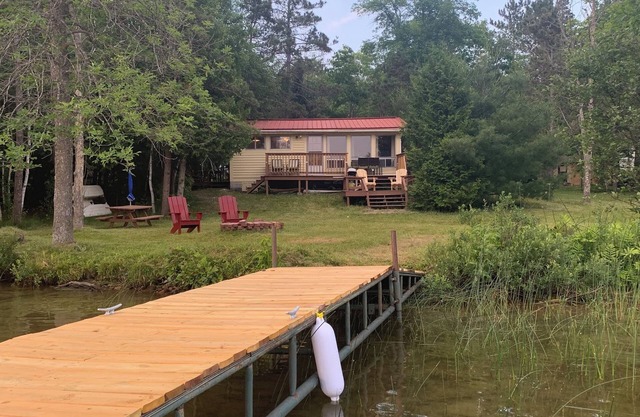 Cozy lake side cottage. Pet friendly