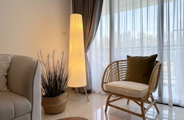 Cozy Lake-View 1BR Apt Pool & Gym 1405