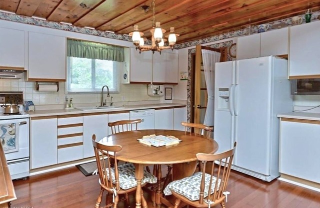 Cozy Lakefront Cottage in Kawartha Lakes