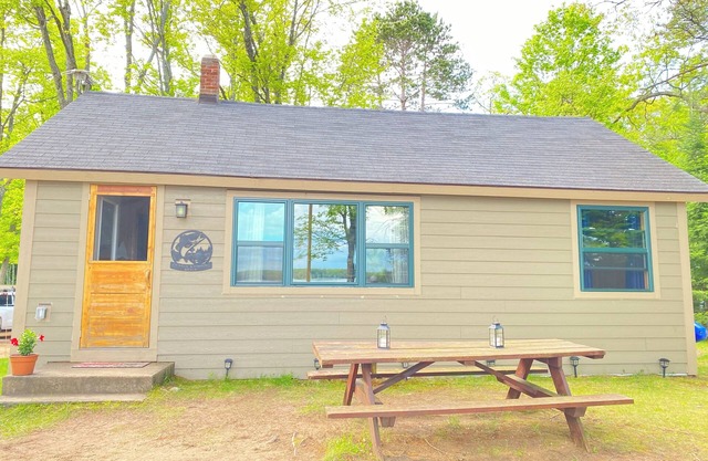 Cozy Lakefront Cabin Retreat: 3 Bedroom Cabin on South Twin Lake, Conover, WI