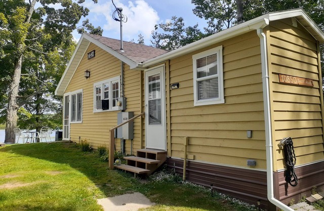 Cozy lakefront cabin with fireplace, private beach, kayaks. Open year round!