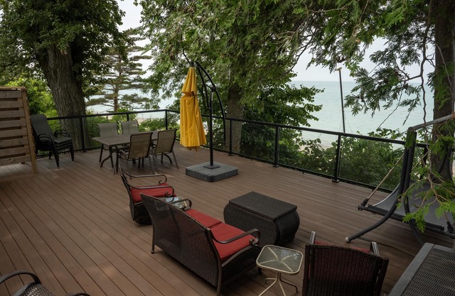Cozy Lakefront Cottage - Private Beach