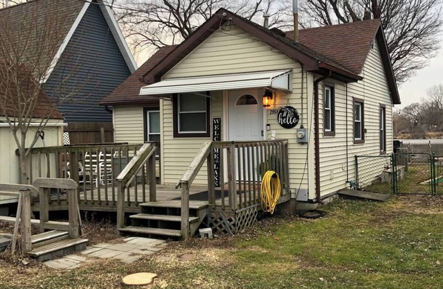 Cozy lakefront cottage. It’s a perfect getaway for a couple or a small family.