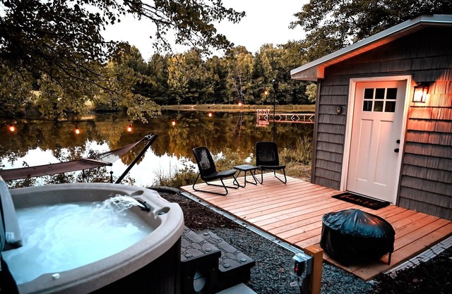 Cozy Lakefront Cottage with Hot Tub on 25-Acre Private Retreat