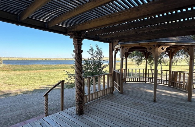 Cozy Lakefront Getaway - 3 Bed, 2 Bath Retreat with Scenic Walking Path