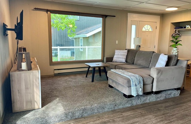 Cozy Lakefront Oasis on Last Mountain Lake with your own backyard Putting Green
