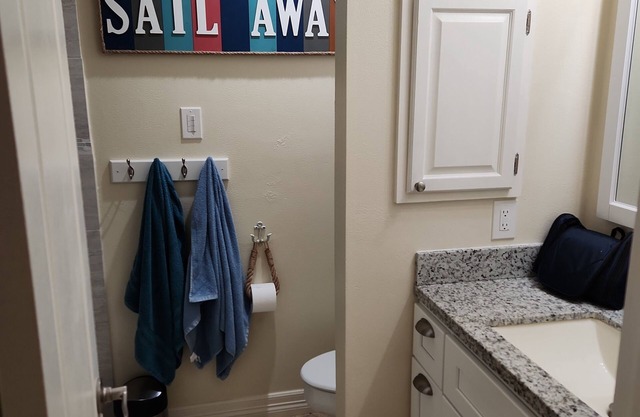 Cozy, Lakeside 1-bedroom condo with AC and WiFi in enjoyable Kemah
