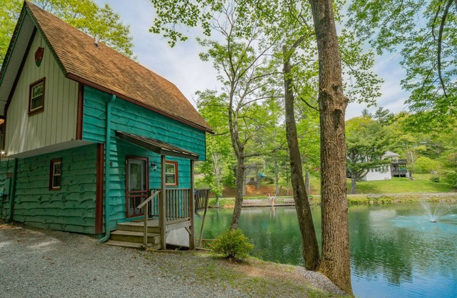 Cozy Lakeside Cabin #15 - Sleeps 6 - Full kitchen + fireplace - between Boone & Blowing Rock NC