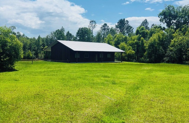 Cozy Lakeside Cabin, Hot tub, Outdoor Fire pit. Star Gazing Zone!