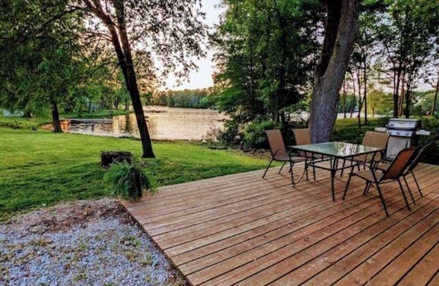 Cozy Lakeside Lodge w/Private Dock and Kids' Kayaks