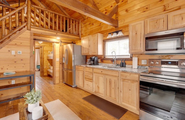 Cozy Lakeview Cabin, Pet Friendly, Near Wineries and Geneva-on-the-Lake