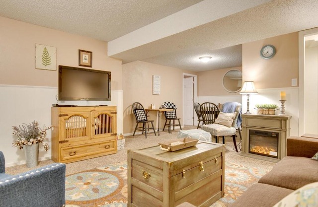 Cozy Lakewood Gem with Patio, 8 Mi to Red Rocks!