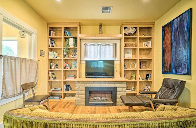 Cozy Las Cruces Gem: Fire Pit, Patio & Views!