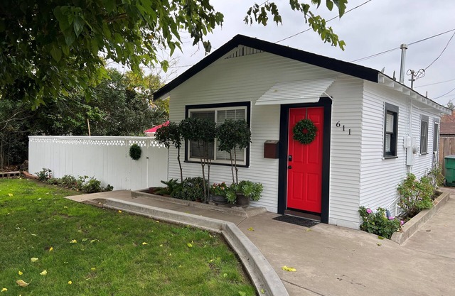 Cozy little cottage W/private yard in town