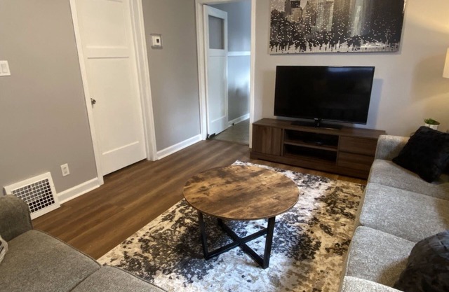 Cozy location between Bayview and the airport! Pets welcome!