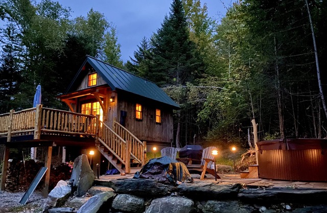 Cozy Loft for two with Hot Tub & Mtn Views
