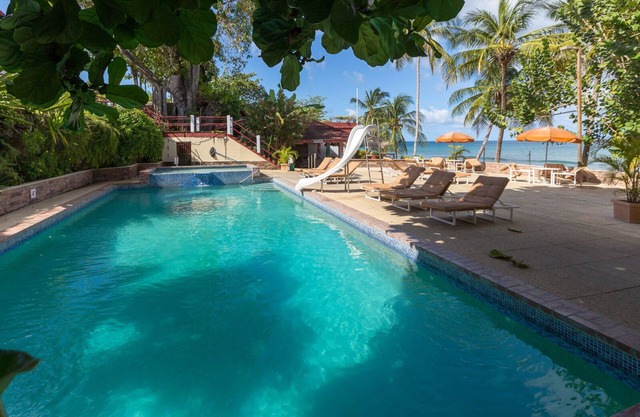 Cozy loft in Tropical Paradise within walking distance to the beach!