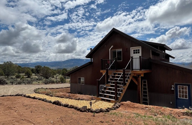Cozy Loft Studio apartment with private deck and amazing views!