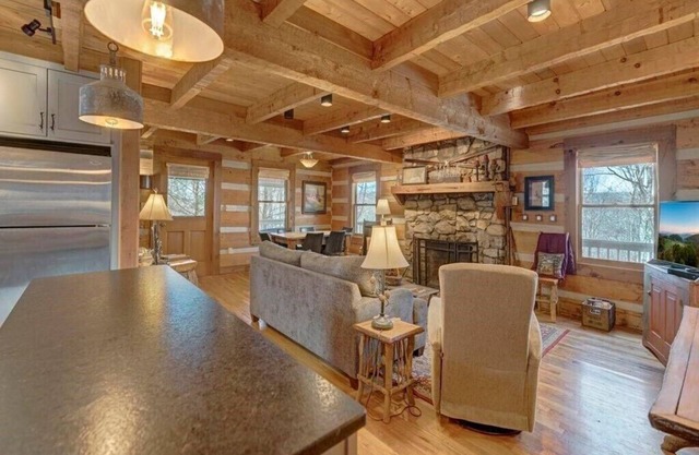 Cozy Log Cabin, Mountain views, HOT TUB, & Fire Pit- accepting renters!