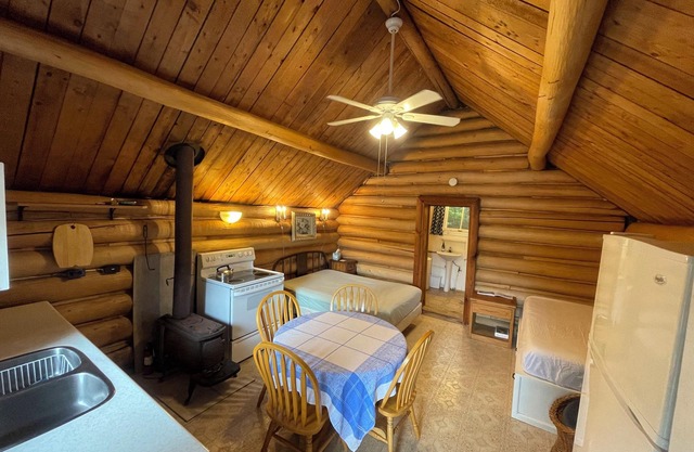 Cozy log cabin on Baptiste Lake