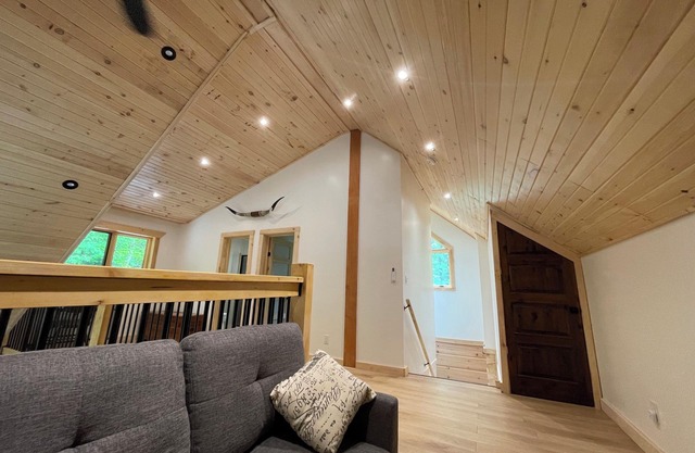 Cozy Log Cabin w/Lake Access. Pet Friendly