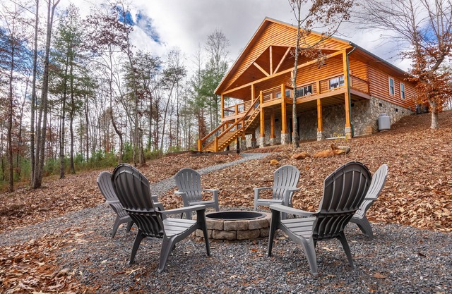 Cozy log cabin with Lakefront and Private Dock