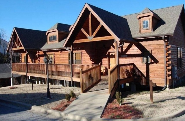 Cozy Log Cabin1 Level - Great for Summer Families - 2 Masters ALL TAXES PAID!