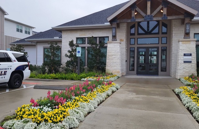 Cozy long-term stay king bed in Friendswood TX, close to Houston and Clear Lake.