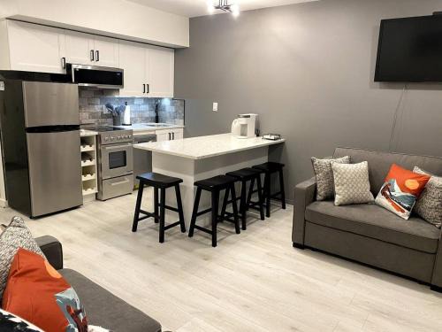 COZY LOON MOUNTAIN ESCAPE - Free shuttle, Pool, Hot tub, River&Mnt Views